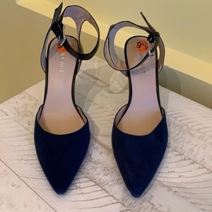 Njne West 9.5 Blue suede and black leather pumps